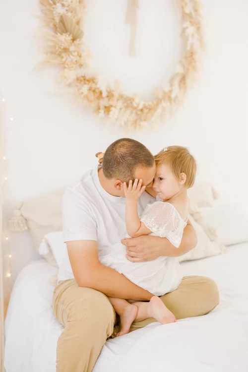 bonheur enfant amour jouer avec les enfants gris